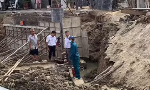 Sụt đất khi đang thi công cầu dân sinh, một phụ nữ tử vong