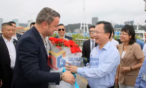 Thủ tướng Xavier Bettel và đoàn đại biểu cấp cao Luxembourg tham quan Vịnh Hạ Long