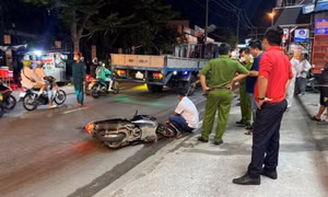 Ngã xe máy, nam hướng dẫn viên bị xe cẩu cán tử vong