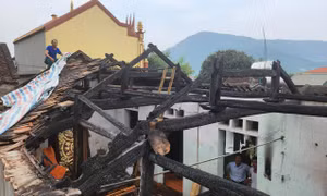 Ngôi nhà có nhiều đồ vật tự bốc cháy đã bị lửa thiêu rụi