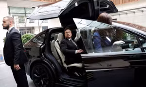 Elon Musk gây sốt khi đến Trung Quốc
