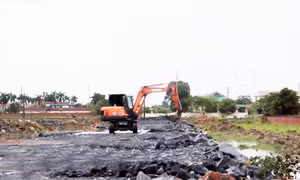 Triển khai san lấp mặt bằng bằng đất đá thải mỏ ở Đông Triều