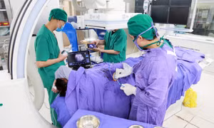 Học và làm theo Bác bằng tấm lòng người thầy thuốc