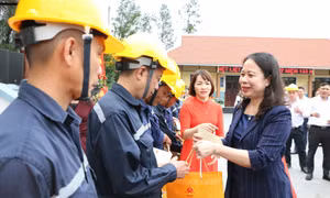 Phó Chủ tịch nước Võ Thị Ánh Xuân thăm, tặng quà công nhân ngành Than
