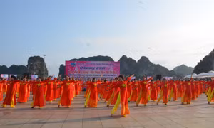 Ngày hội giao lưu dân vũ “Phụ nữ Hạ Long - Vũ điệu bên bờ di sản”