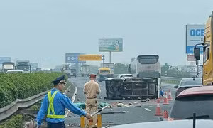 Ô tô tải lật chắn ngang cao tốc Pháp Vân - Cầu Giẽ sau va chạm giao thông