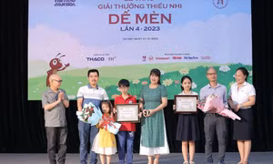Nhà văn Trần Đức Tiến được trao giải Hiệp sĩ Dế Mèn 2023