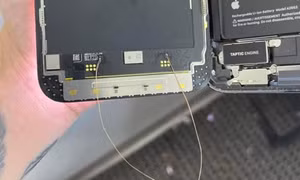 Sửa iPhone màn hình xanh bằng câu dây đồng, hại nhiều hơn lợi