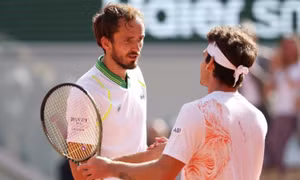 Medvedev bị loại ở vòng một Roland Garros