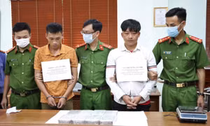 Bắt 2 đối tượng mua bán trái phép 16 bánh heroin