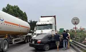 Tạt đầu xe container, ô tô con bị đâm quay ngang trên Quốc lộ 5