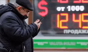 Người Nga đã rút tới 9,8 tỷ USD ngoại tệ trong tháng 3