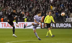 Barca hoà dù chơi hơn người ở Europa League