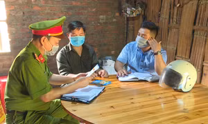 Nghe điện thoại khi lái xe - Nguy cơ xảy ra TNGT cao 