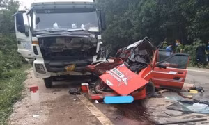 Xe nổ lốp mất lái, 4 người trong gia đình đi du lịch gặp nạn, 1 người chết