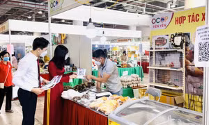 Agribank Quảng Ninh triển khai dịch vụ ngân hàng số tại Hội chợ OCOP Quảng Ninh hè 2022