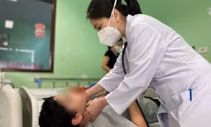 Trẻ từng là F0, bỗng dưng sốt - Dấu hiệu mắc bệnh nguy hiểm hậu COVID-19