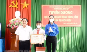 Tuyên dương học sinh lớp 8 dũng cảm cứu 2 bạn nhỏ khỏi đuối nước