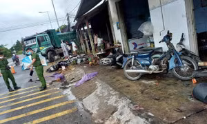 Hoảng hồn ô tô mất lái va trúng nhiều người đi đường, 4 người phải cấp cứu