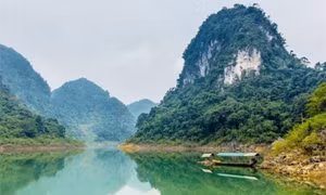 Hồ nước đẹp như tranh, quanh năm xanh màu ngọc bích nằm giữa núi rừng Cao Bằng