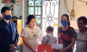 Chung tay nâng bước trẻ mồ côi tới trường