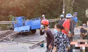 Khoảnh khắc xe ba gác lao vào xe tải, tài xế bị thanh sắt xiên qua đùi