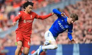 Liverpool bám sát Man City ở Ngoại hạng Anh