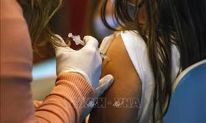 FDA Mỹ: Vaccine ngừa COVID-19 không thực sự hiệu quả trước 'Omicron tàng hình'