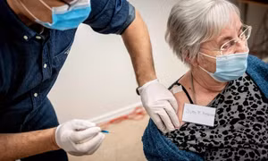 Quốc gia đầu tiên dừng tiêm vaccine Covid-19