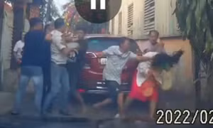 Đang làm rõ nhóm 5 người đàn ông đánh 1 phụ nữ gây xôn xao ở Bình Dương