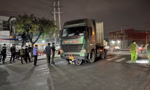 Xe container cuốn xe máy vào gầm, shipper 70 tuổi tử vong thương tâm