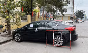 Thiếu bãi gửi xe, ô tô đỗ cả khu vực cấm