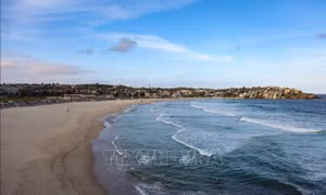 Sóng lớn 'nuốt chửng' bãi biển Bondi trứ danh ở Australia