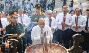 Chủ tịch nước Nguyễn Xuân Phúc dâng hương ở Nghĩa trang Liệt sĩ quốc gia Đường 9 và Trường Sơn