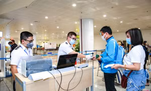 Việt Nam tạm dừng khai báo y tế COVID-19 với người nhập cảnh từ 0h ngày 27/4