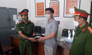 Đại úy Công an trả lại 300 triệu đồng quên ở thùng xe tải cho du khách