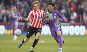 Tottenham lỡ cơ hội trở lại top 4