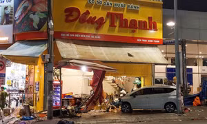 Ôtô lao vào tiệm bánh mì, 4 người bị thương