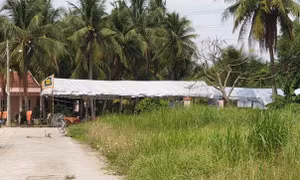 Đổ nhầm cồn sát khuẩn vào rượu uống, 2 người tử vong
