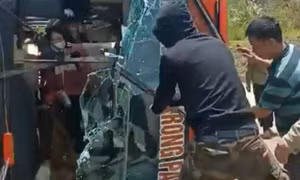Xe khách lật trên đường Hồ Chí Minh: Người mắc kẹt, tiếng trẻ con la khóc