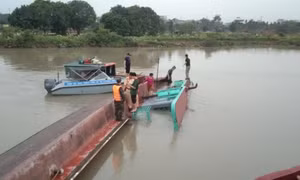 Cứu một người bị lật tàu