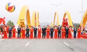 Thủ tướng Chính phủ cắt băng khánh thành Cầu Tình Yêu, Đường bao biển nối Hạ Long - Cẩm Phả và thăm, tặng quà Tết một số đơn vị