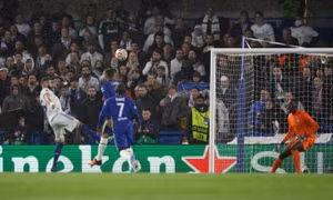 Benzema lập hat-trick trên sân Chelsea