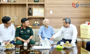 Các đồng lãnh đạo tỉnh Quảng Ninh thăm, tặng quà nhân kỷ niệm 80 năm Cách mạng Tháng Tám và Quốc khánh 2/9