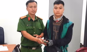 Tài xế Grab nhặt hơn 30 triệu đồng mang đến công an tìm người đánh rơi