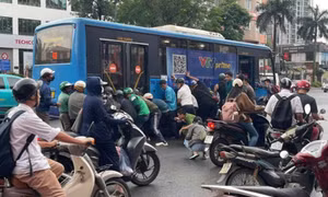 Gần 20 người nâng xe buýt cứu người phụ nữ mắc kẹt ở Hà Nội
