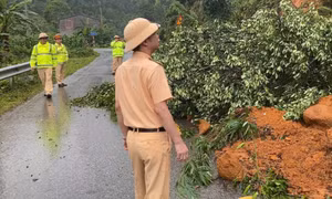 Mưa kéo dài, CSGT khuyến cáo người tham gia giao thông chú ý an toàn trên các cung đường miền núi