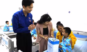 Phó Trưởng đoàn chuyên trách Đoàn ĐBQH tỉnh thăm, tặng quà thiếu nhi