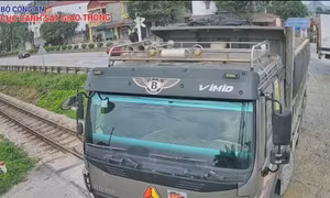 Xử phạt tài xế ô tô tải cố tình vượt rào chắn đường sắt