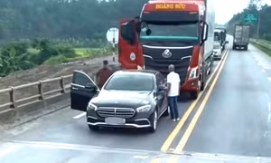CSGT vào cuộc vụ Mercedes chặn đầu xe container trên cao tốc